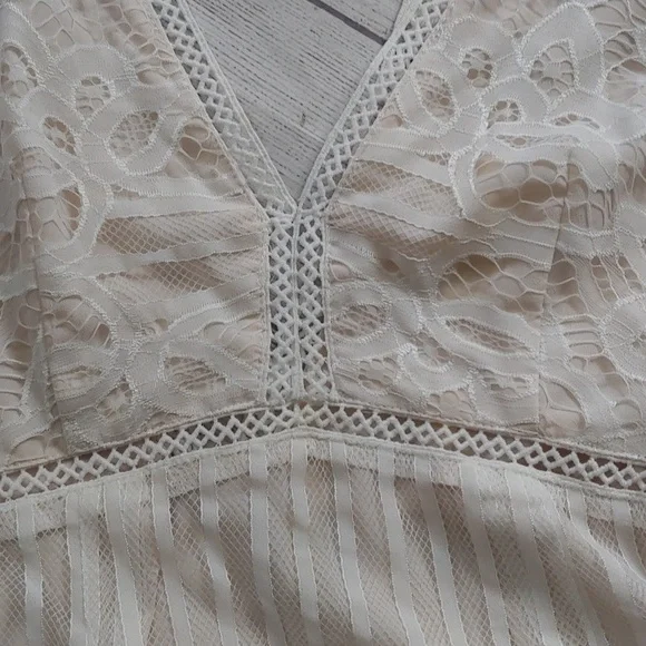 TOBI WHITE AND CREAM LACE MINI DRESS PLUNGE NECKLINE - Picture 4 of 10